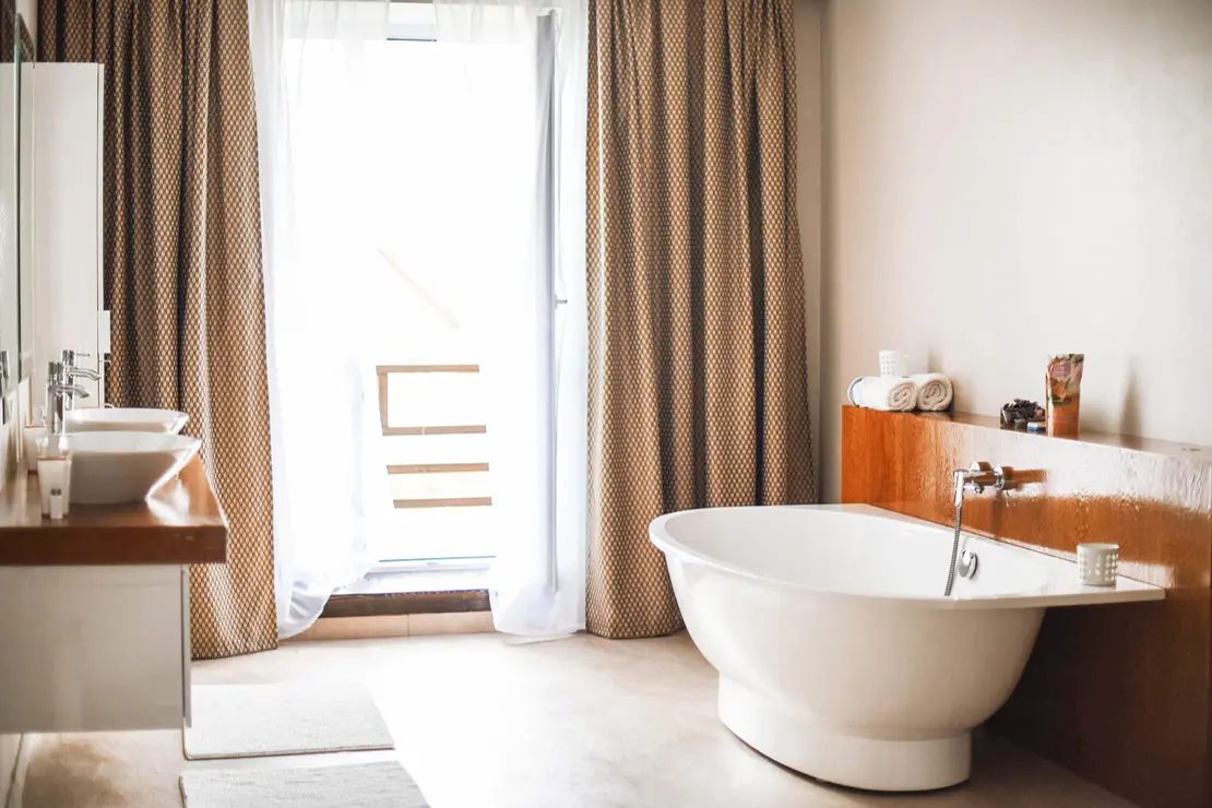 Salle de bain avec murs et sol en béton ciré beige de St. Jean-de-Maurienne